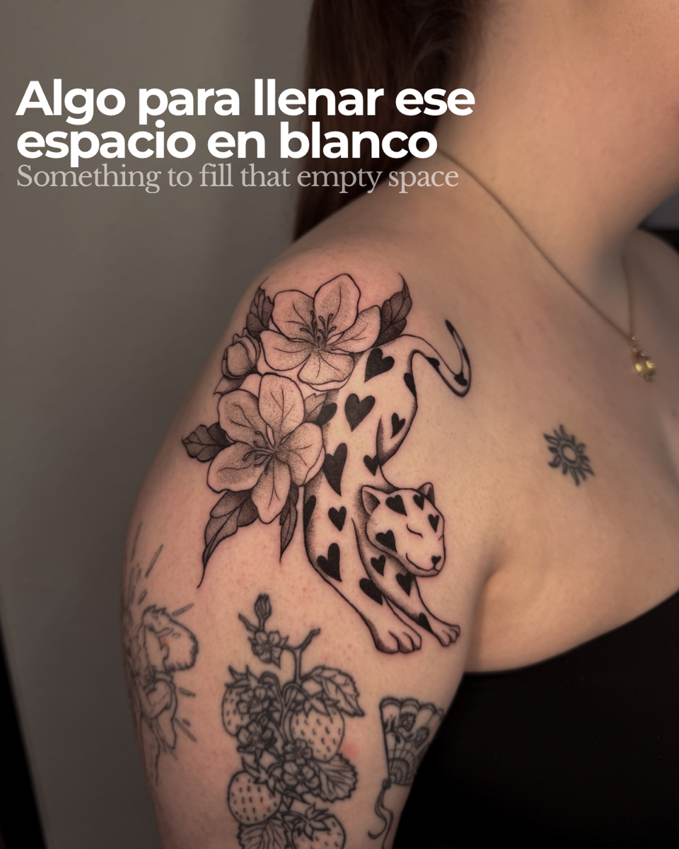 Tatuaje de leopardo con flores, estilo fine line